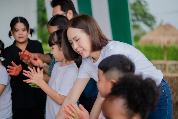 미술에서 색놀이를 하는 교사와 아이들이 함께 손을 잡고 즐거운 시간을 보냅니다.