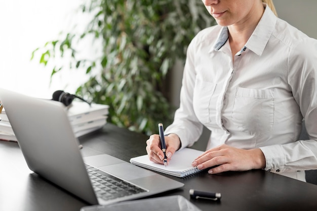 Insegnante che fa le sue lezioni online sul suo laptop