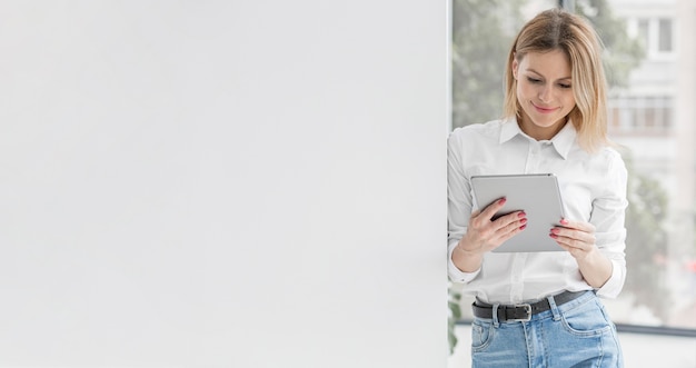 Photo teacher doing her classes on a tablet with copy space