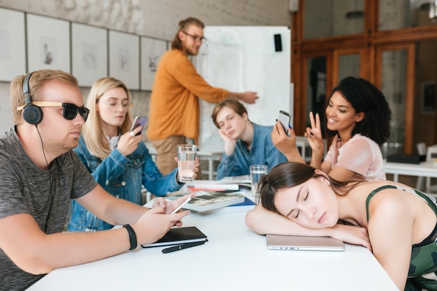 Insegnante che spiega lezione agli studenti