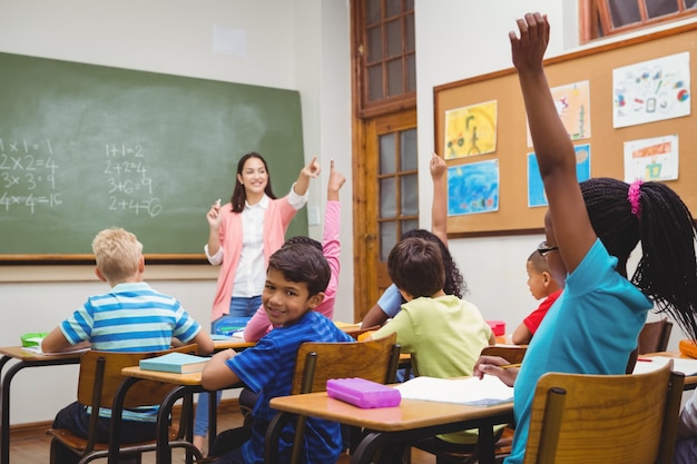 Photo teacher gettting an answer from a student