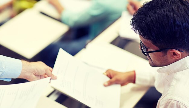 Foto insegnante che dà un test di esame allo studente in una lezione