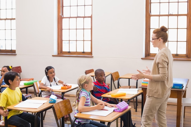 Insegnante che dà una lezione in classe