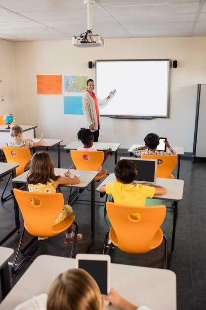 Foto insegnante che dà lezione ai suoi studenti