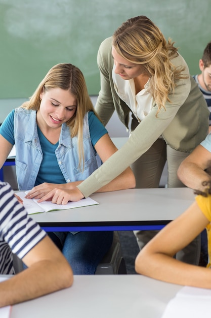 クラスの学生を助ける教師