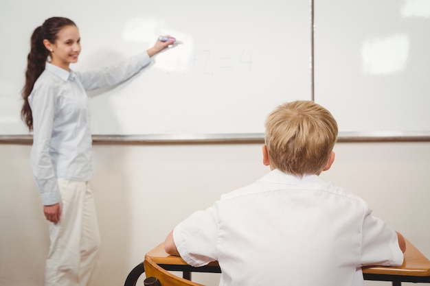 Учитель помогает ученику в классе