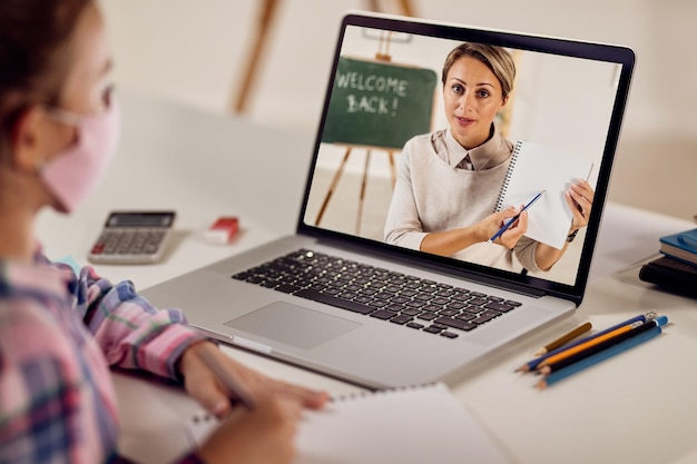 Foto insegnante che effettua una videochiamata con il suo studente e tiene una lezione online durante l'epidemia di covid19