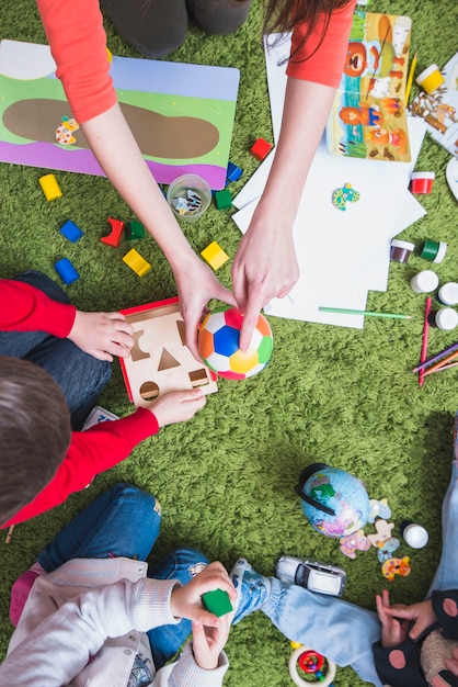 Foto insegnante che gioca con i bambini