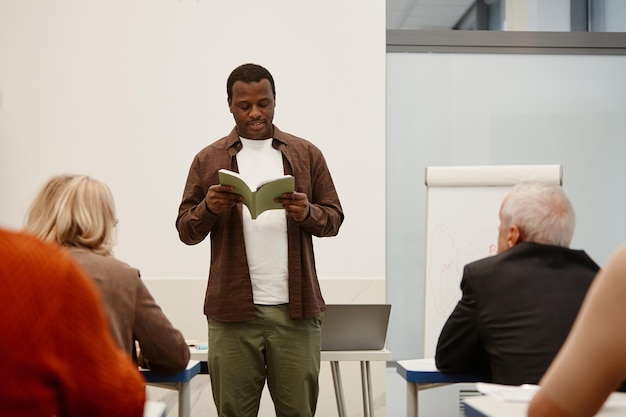 Insegnante che legge una lezione per gli studenti