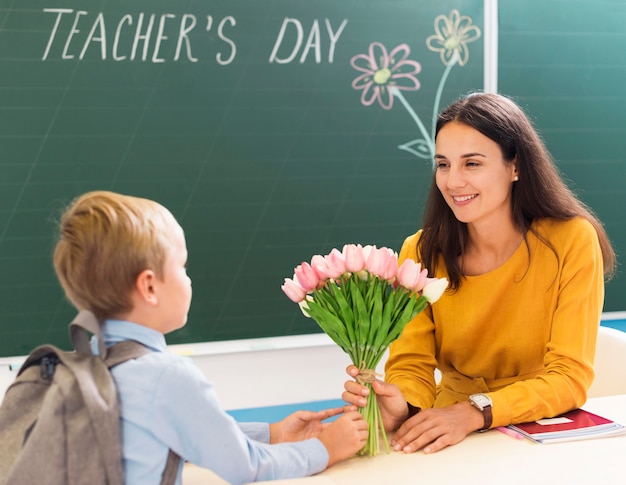 Photo teacher receiving flowers from her students