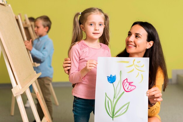 Photo teacher showing her student's beautiful drawing