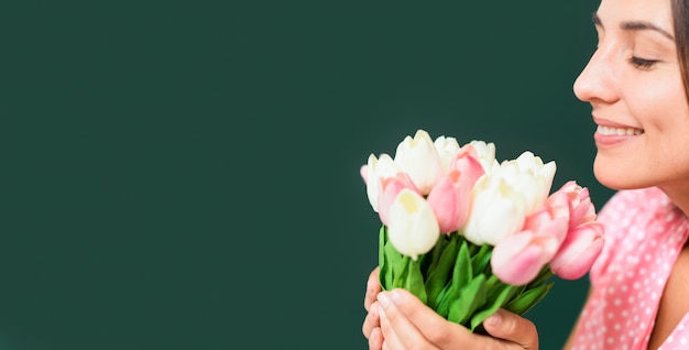 Photo teacher smelling a bouquet of flowers with copy space