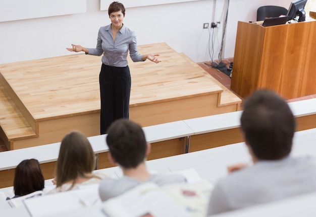 Foto insegnante in piedi a parlare con gli studenti in aula