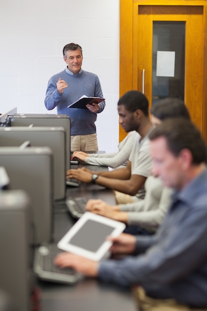 Photo teacher talking to his computer class