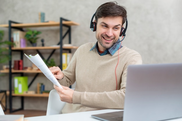 Photo teacher talking with his students online