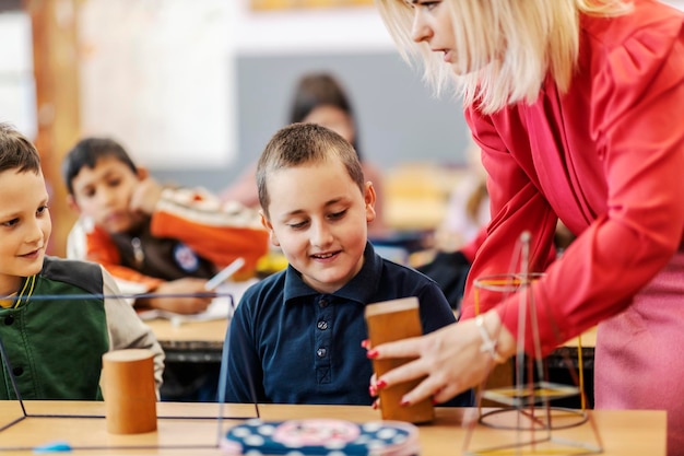 Foto un insegnante che insegna all'allievo di forme e geometria in classe di matematica