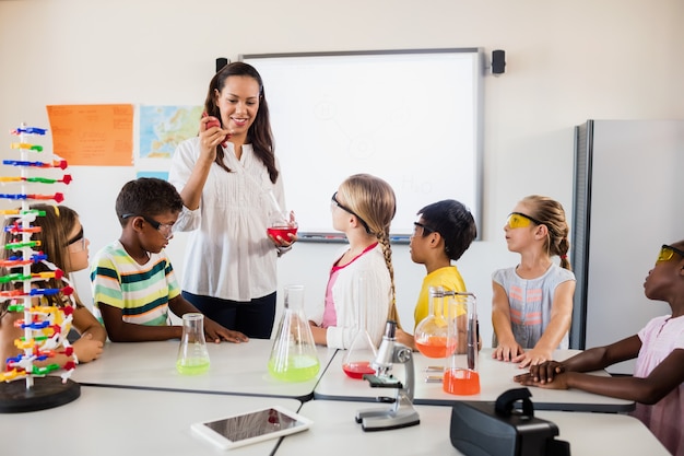 Photo a teacher teaching a science lesson