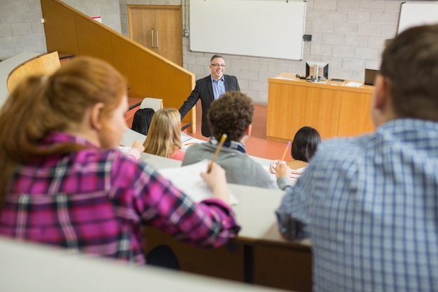 Foto insegnante con studenti in aula