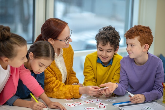 L'insegnante che lavora con un piccolo gruppo di bambini