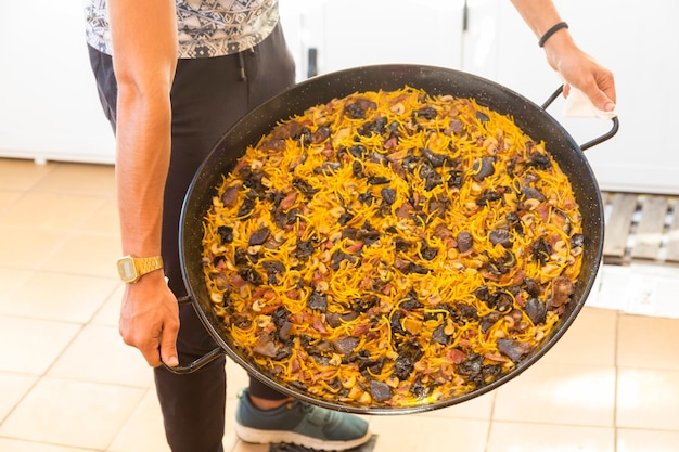 Photo teaching the fideua inside the paella