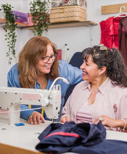 レジャーの専門的活動を教える 持続可能なファッションのための裁縫 成熟したラテン系チリ人女性