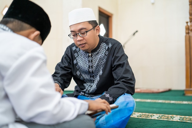 イスラム教徒の子供にコーランを読むことを教える