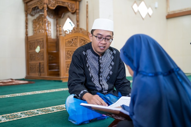 Teaching muslim kid to read Quran