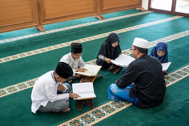 Teaching muslim kid to read Quran