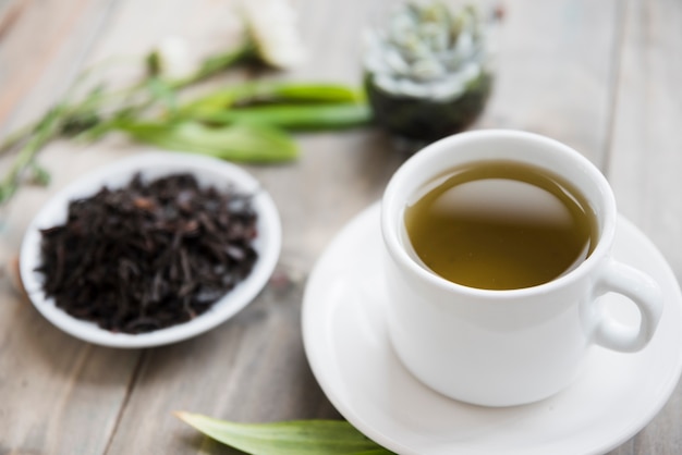 Photo teacup with dry leaves