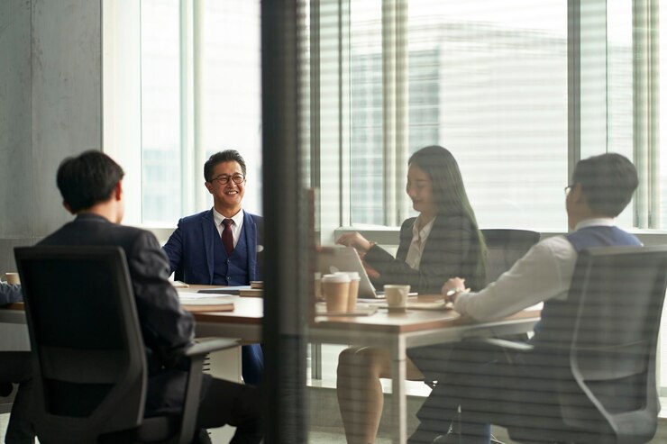 Photo アジアの企業幹部チームが会議室でビジネスについて議論しています