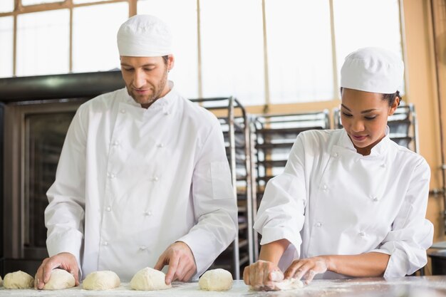 Squadra di panettieri che preparano la pasta