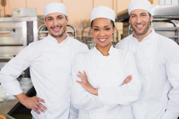 Photo team of bakers smiling at camera