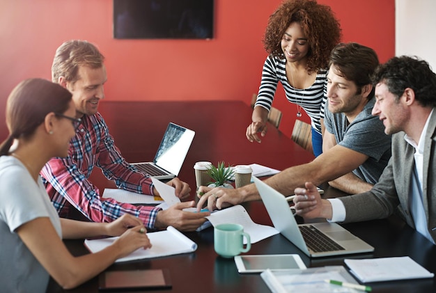 Team bedrijf en mensen met laptop in ontmoeting voor discussie conferentie en samenwerking met ondersteuning van het plannen van het project Vrouw punt en training document en ideeën voor onderzoek als ontwikkelaar