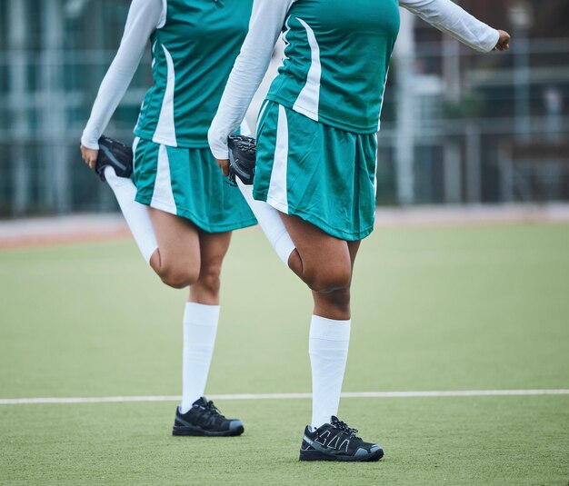 Foto team benen strekken en oefenen op veldsporten en uniform voor wedstrijdbalans en teamwerk samen trainen met atleten buiten en fitness ter voorbereiding op speltraining voor prestaties