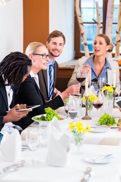 Team bij bedrijfslunchvergadering in restaurant