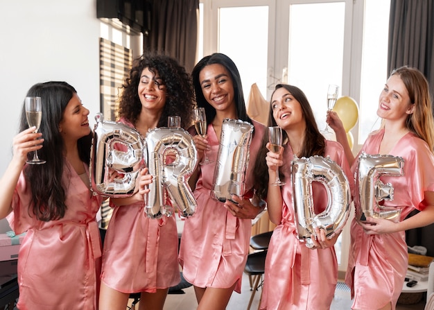 Foto squadra sposa che festeggia prima del matrimonio