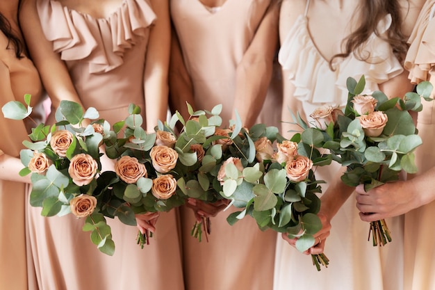 Foto squadra sposa che festeggia prima del matrimonio