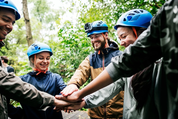 Team building all'aperto nella foresta