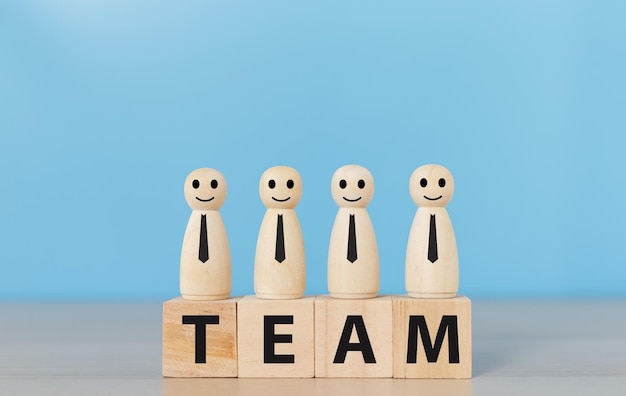 팀 비즈니스 개념, 텍스트 팀과 함께 큐브 블록에 있는 나무 인간. 경영전략회사. 성공적인 협업을 위해서는 자격을 갖춘 인력과 팀이 필요합니다.
