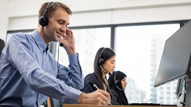 Foto call center del team dedicato a fornire un servizio clienti efficiente con il sorriso.