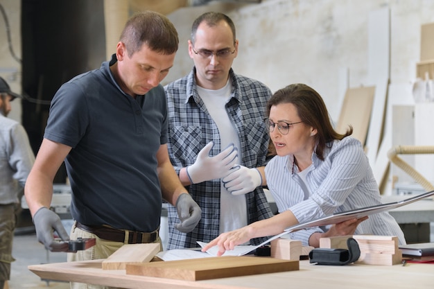 Foto squadra di carpentieri officina discussione