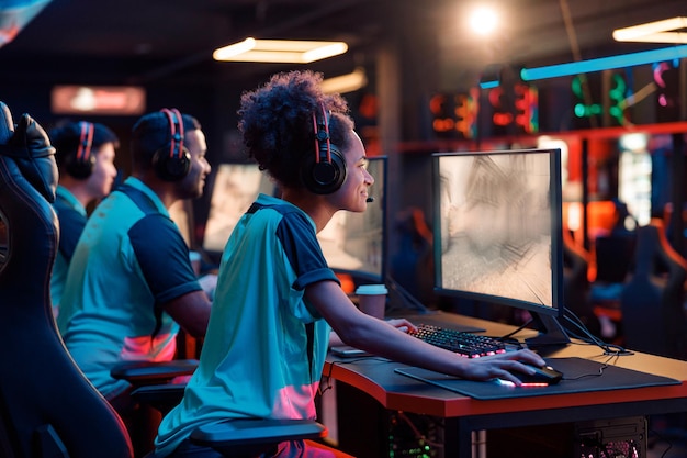 Team dat esports-game speelt op computer in internetclub