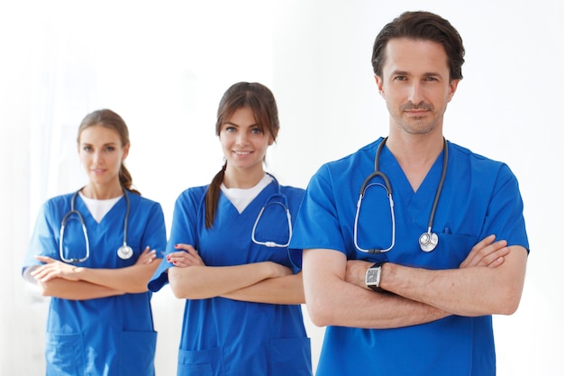Команда врачей в синих халатах