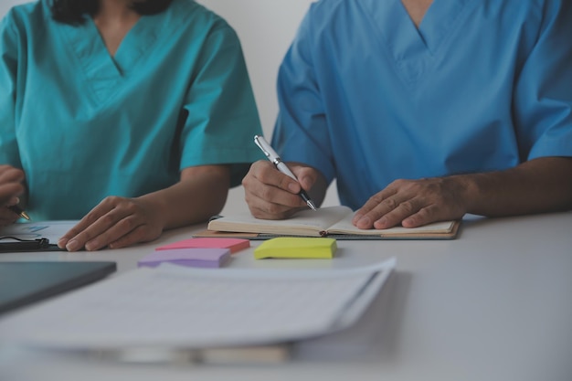 Foto squadra di medici e imprenditrice avendo una riunione in studio medico