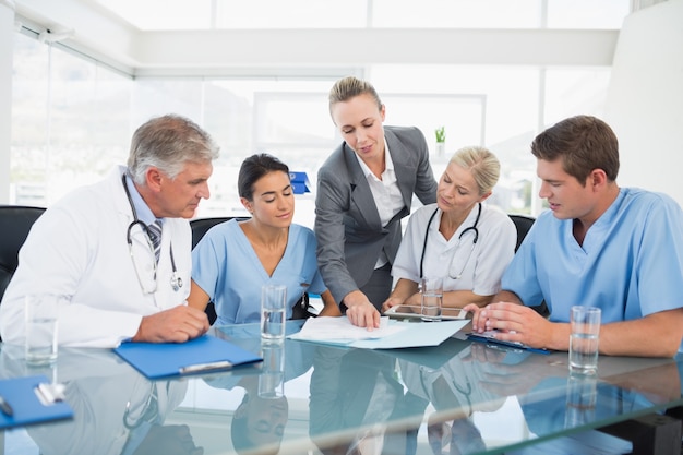 Photo team of doctors and businesswoman having a meeting