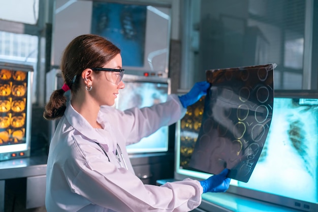 Foto il team di medici discute i risultati della scansione xray o mri del cervello del paziente nell'ufficio di medicina della clinica