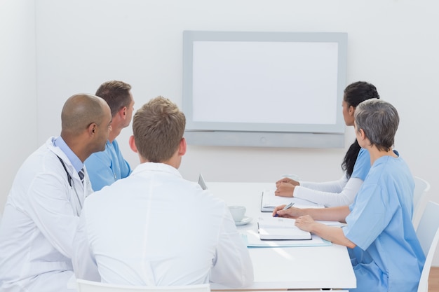 Photo team of doctors having a meeting