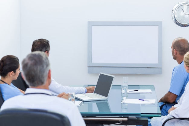 Photo team of doctors having a meeting