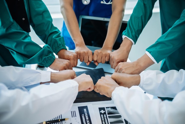 Team Doctors 간호사 조합은 teamworkxA의 성공과 신뢰를 위해 병원에서 Teamwork Concept 손을 조정합니다.