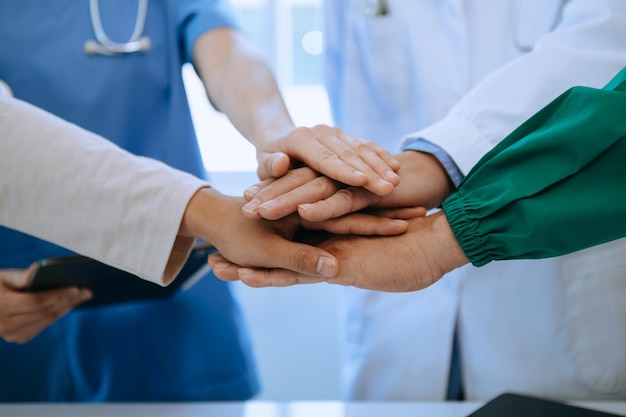Team Doctors Nurses Union coördineert handen Teamwork Concept in het ziekenhuis voor succes en vertrouwen in het team